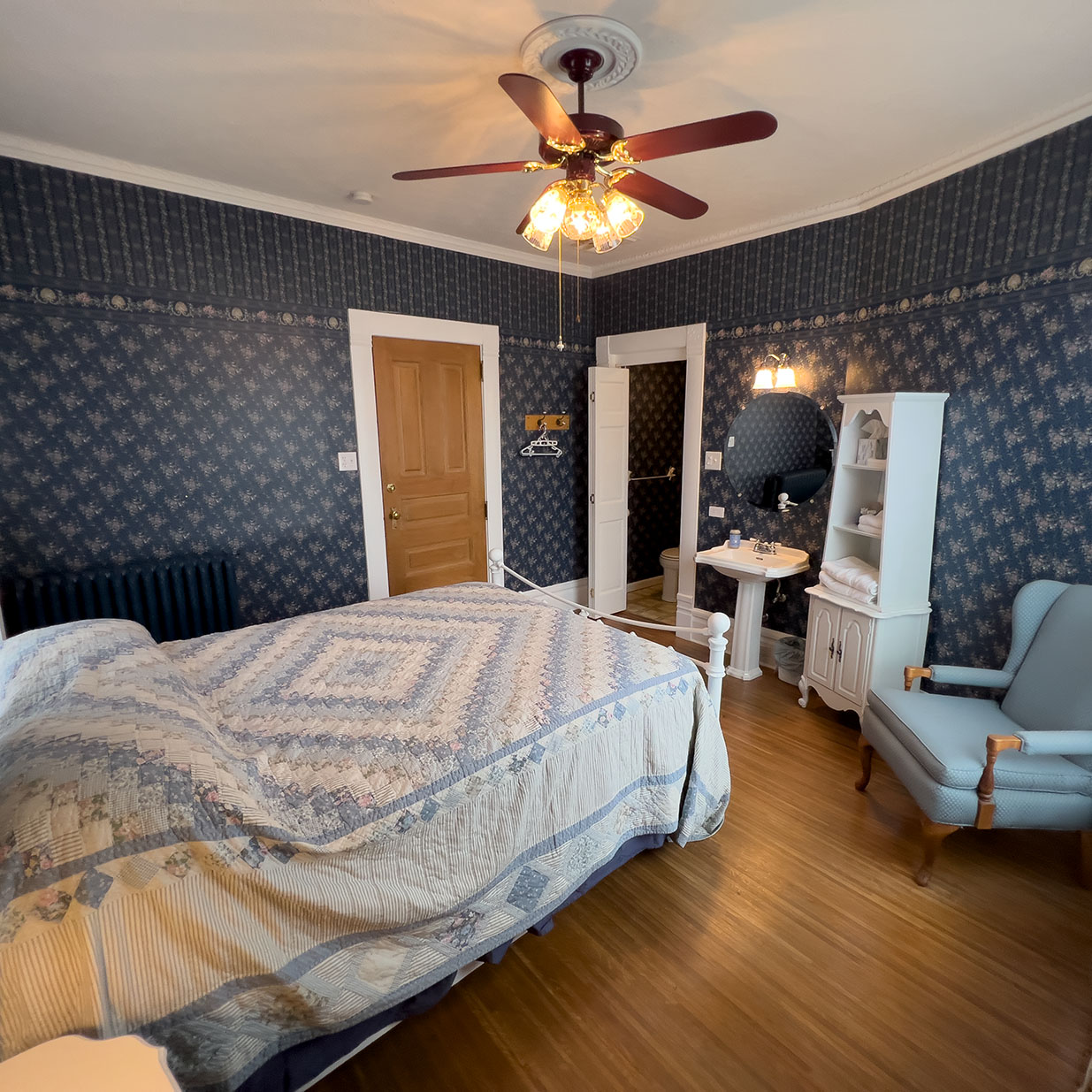 Market St. Manor room